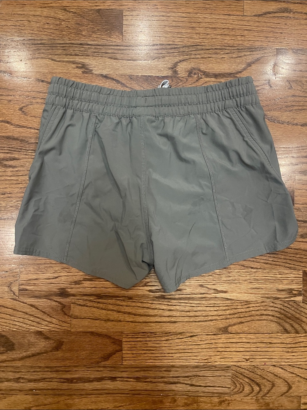 Vuori Women's Clementine 2.0 Shorts in Olive gray Sz M - Picture 8 of 13